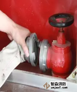 消火栓使用方法第三步骤